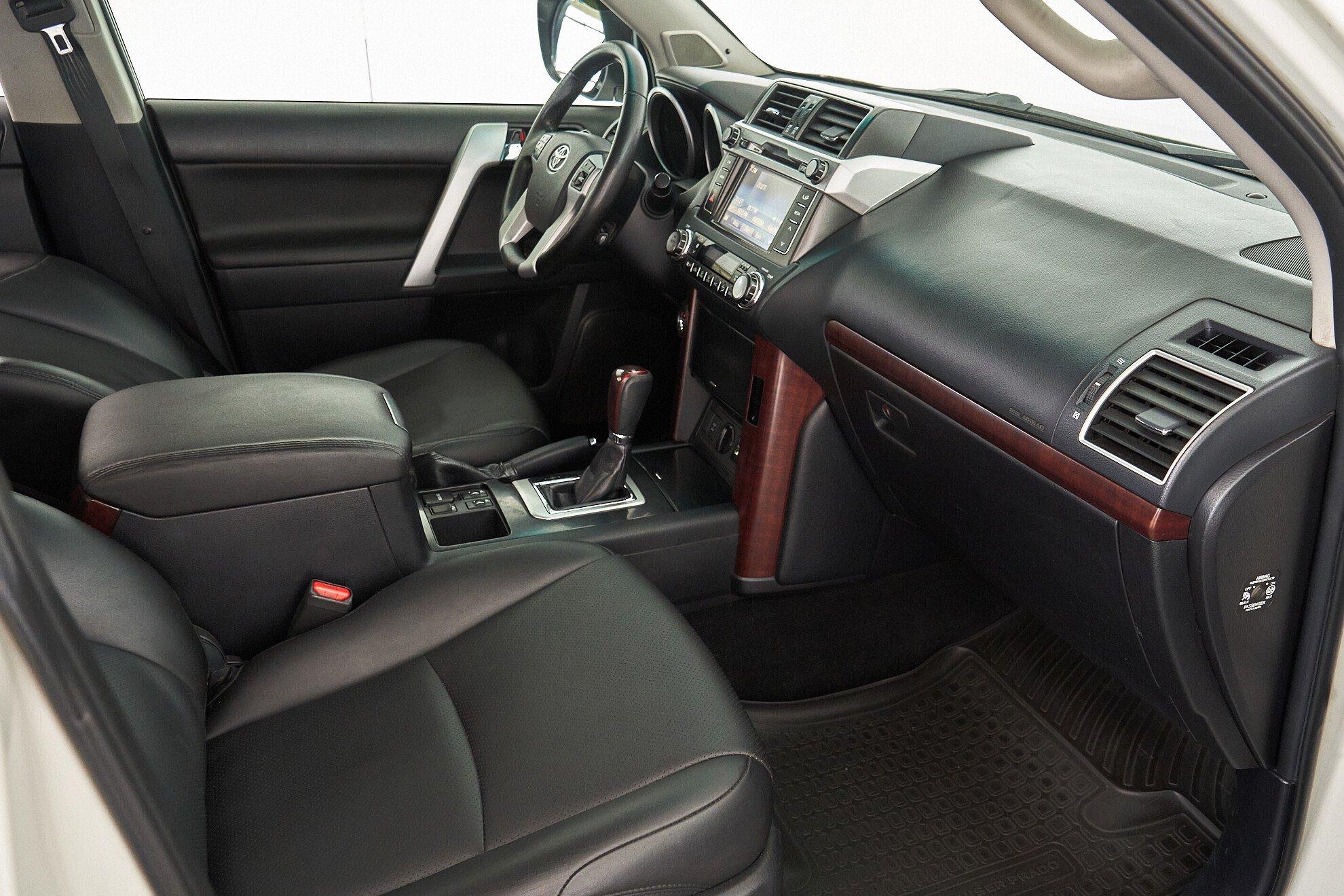 Toyota Land Cruiser Prado 2015, белый