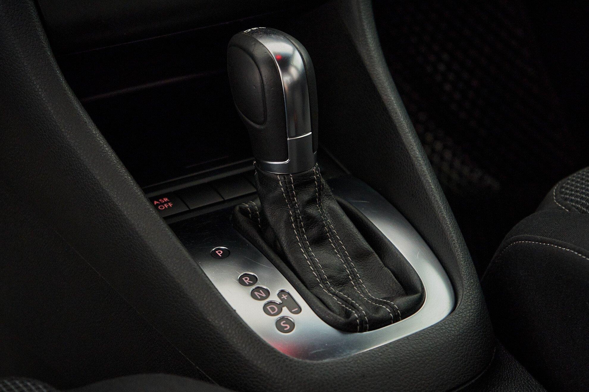 Volkswagen Golf 2012, белый