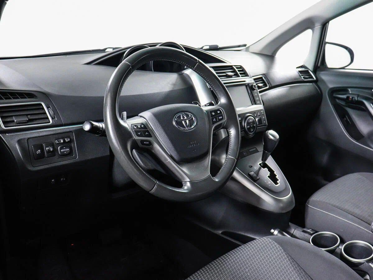 Toyota Verso 2013, серый