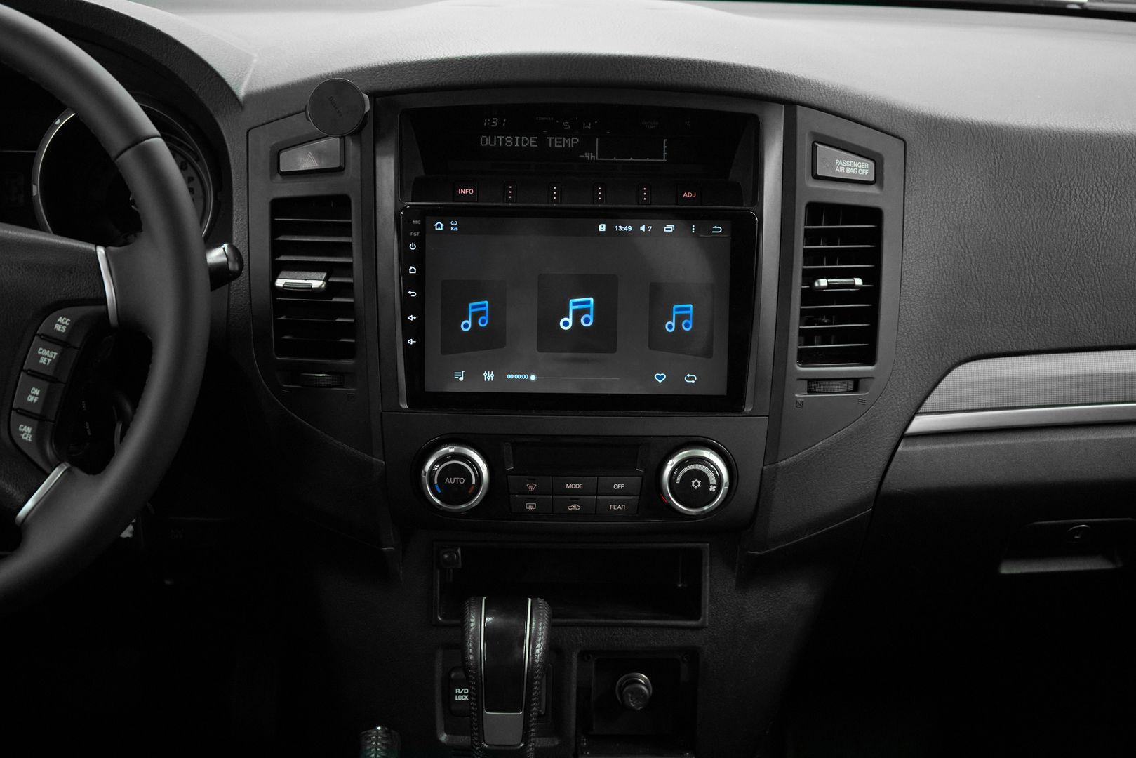 Mitsubishi Pajero 2011, серебряный