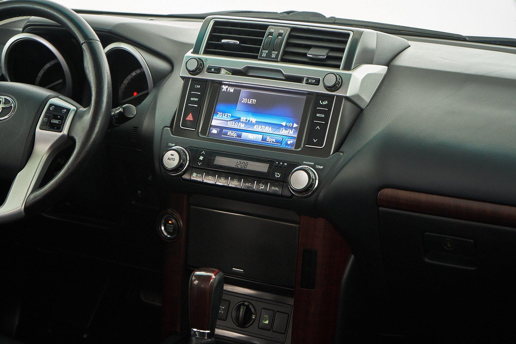 Toyota Land Cruiser Prado 2015, белый