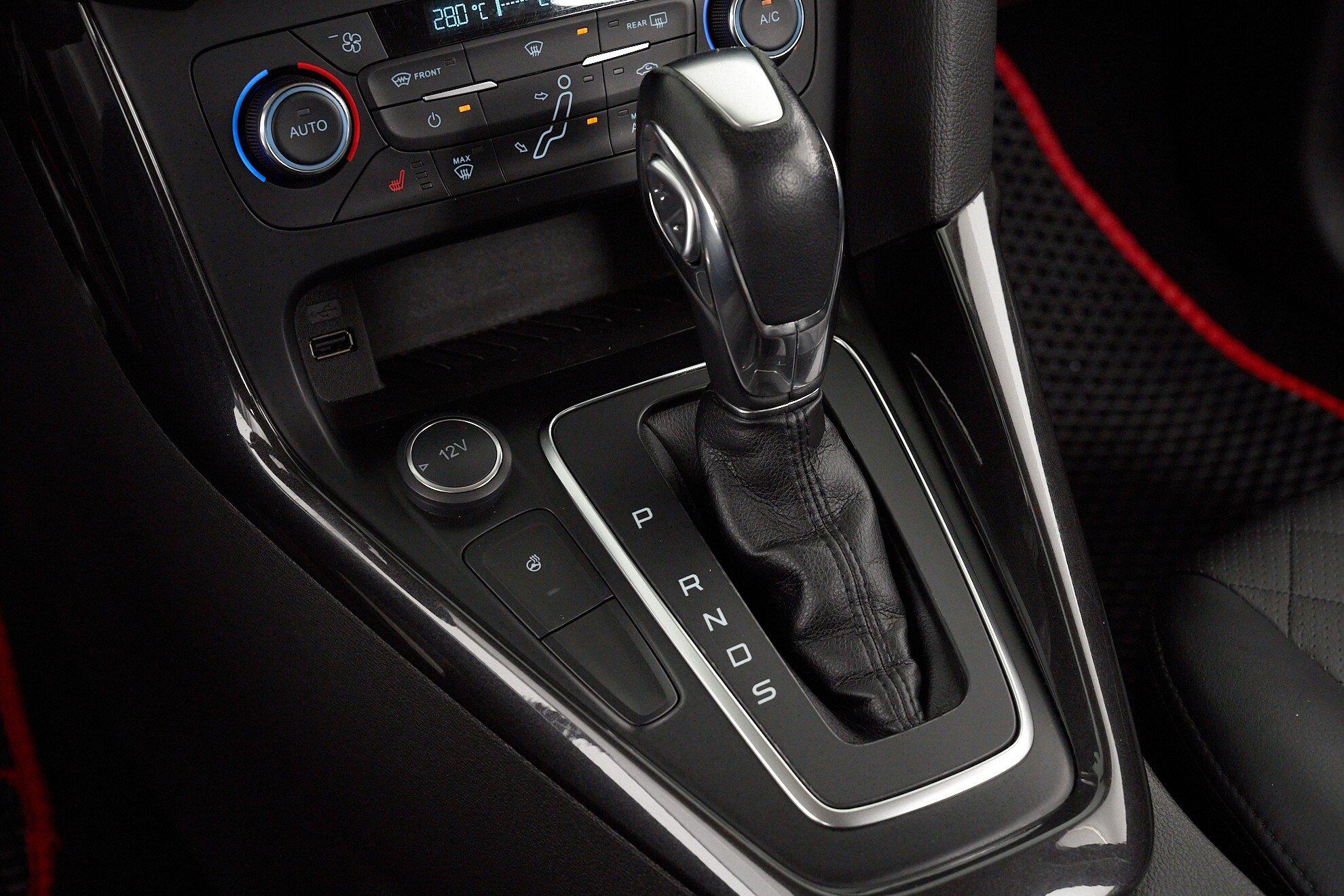 Ford Focus 2015, черный