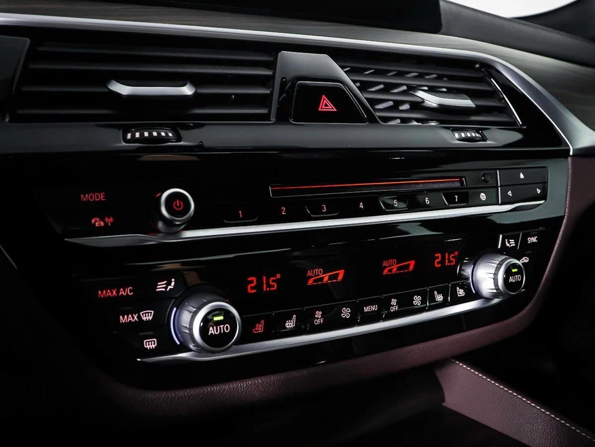 BMW 5 серии 2019, синий