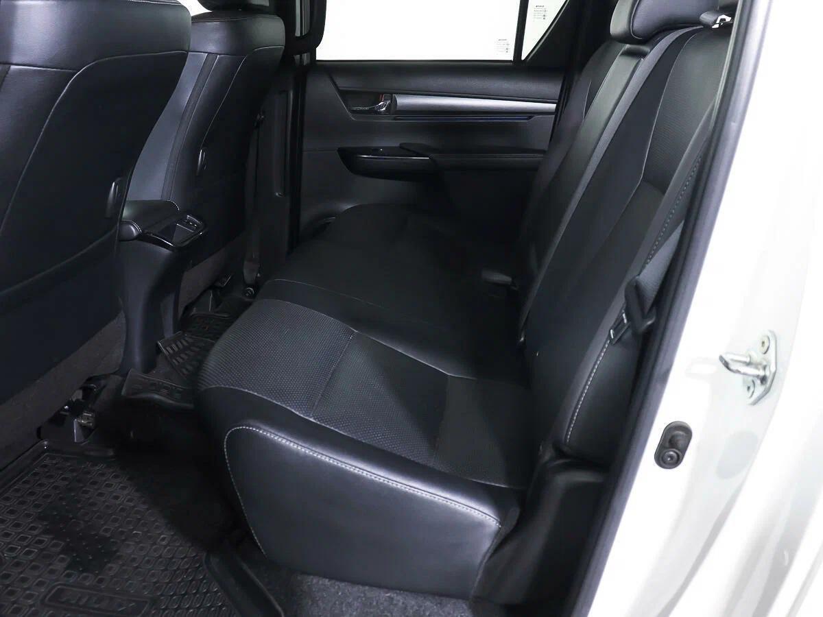Toyota Hilux 2024, белый