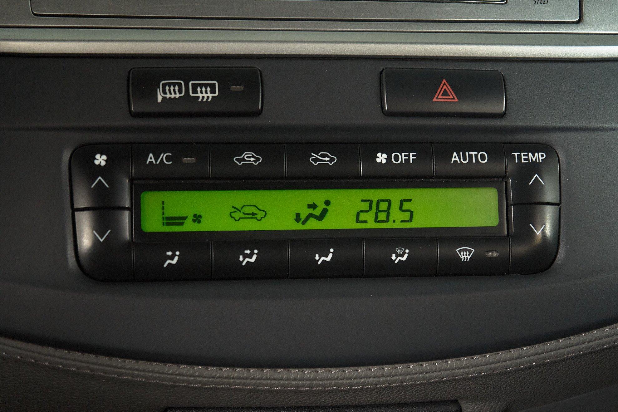 Toyota Hilux 2013, черный