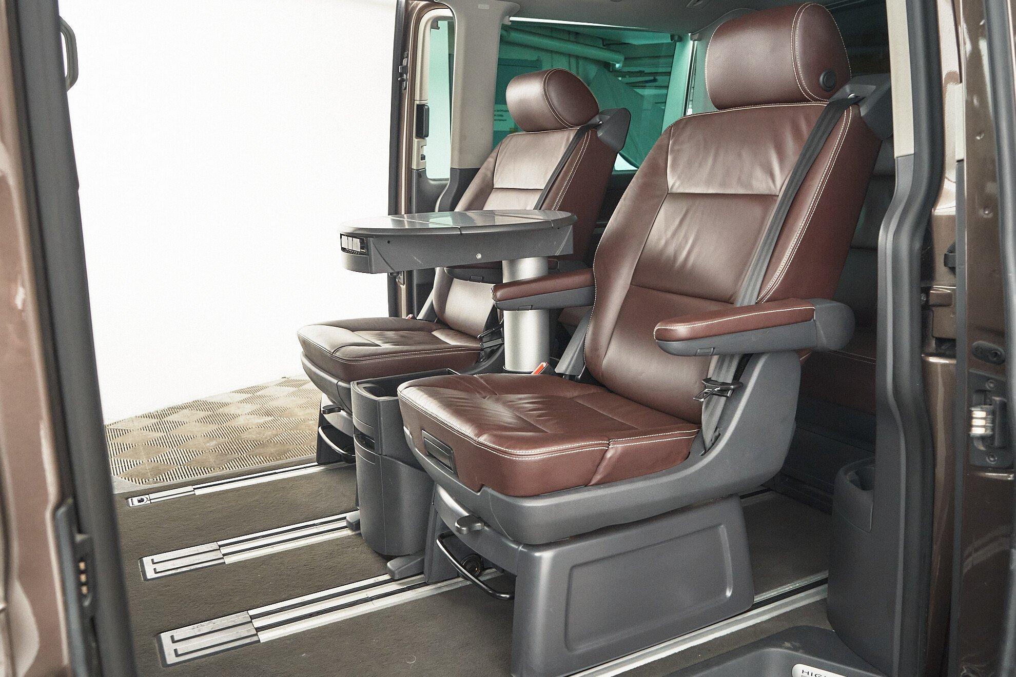 Volkswagen Multivan 2010, коричневый
