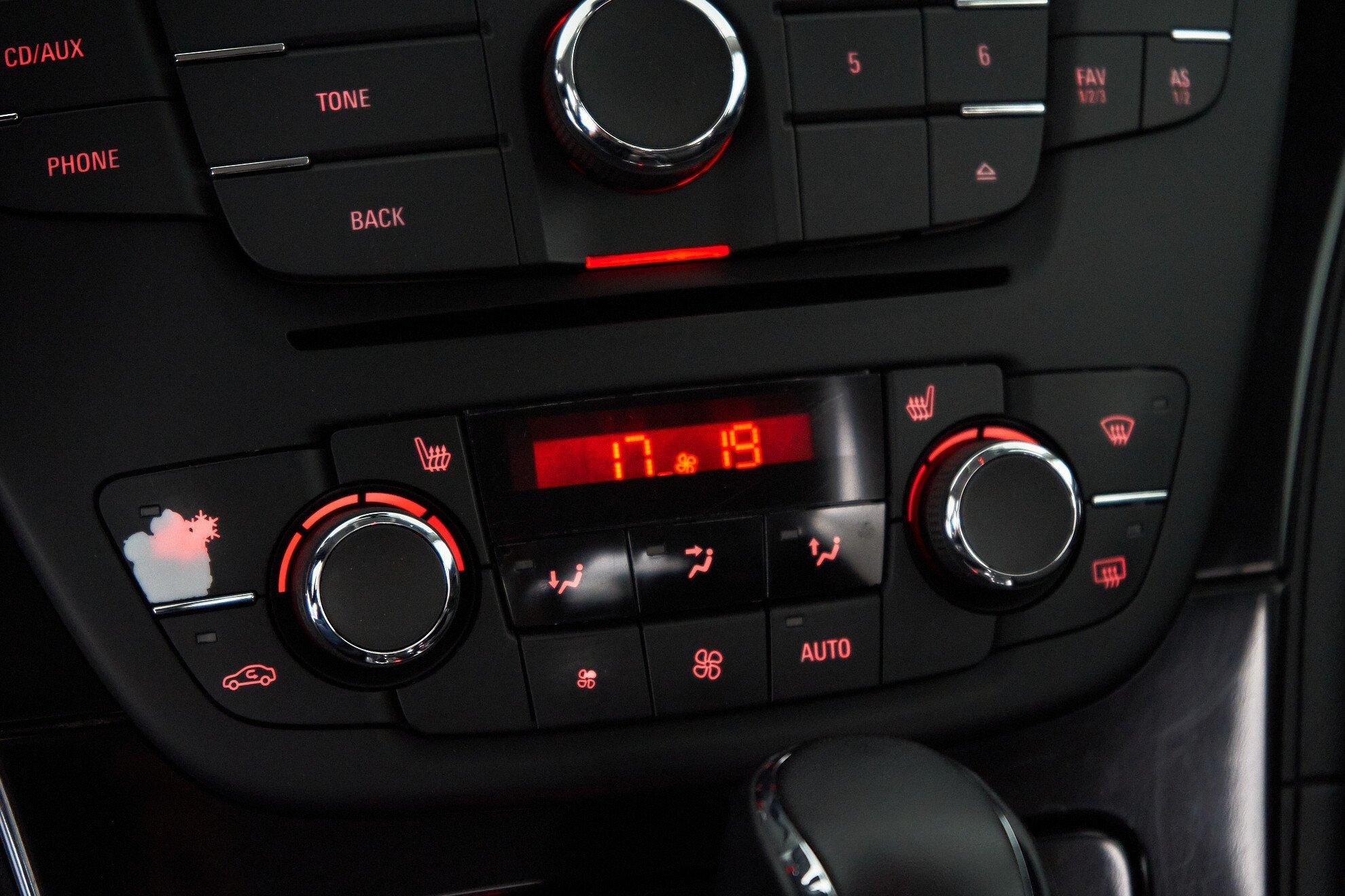 Opel Insignia 2011, черный