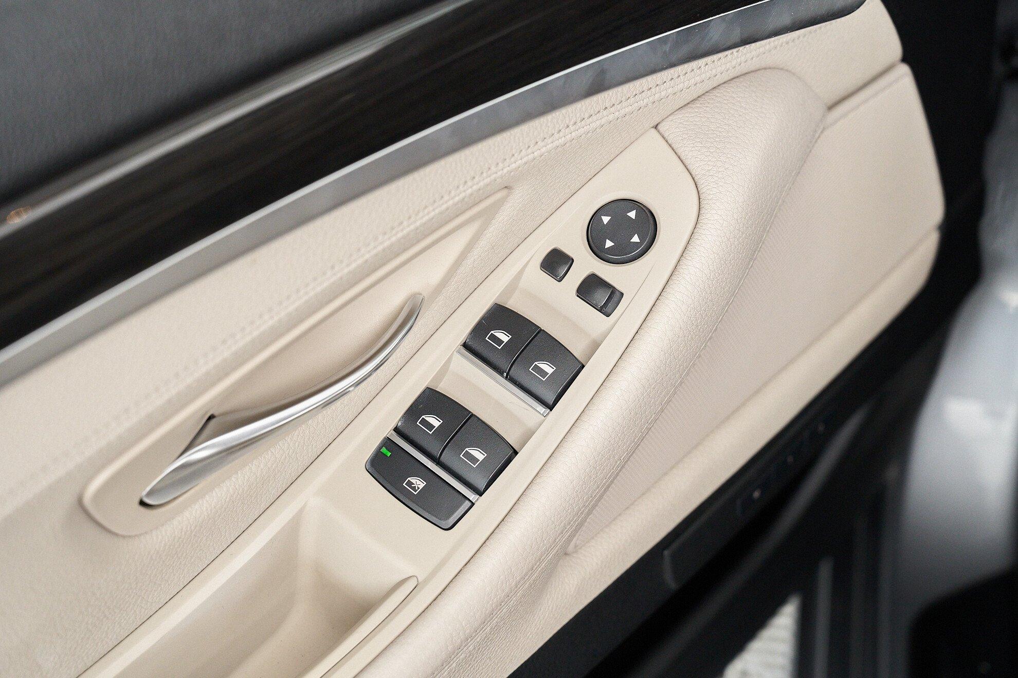 BMW 5 серии 2012, серый