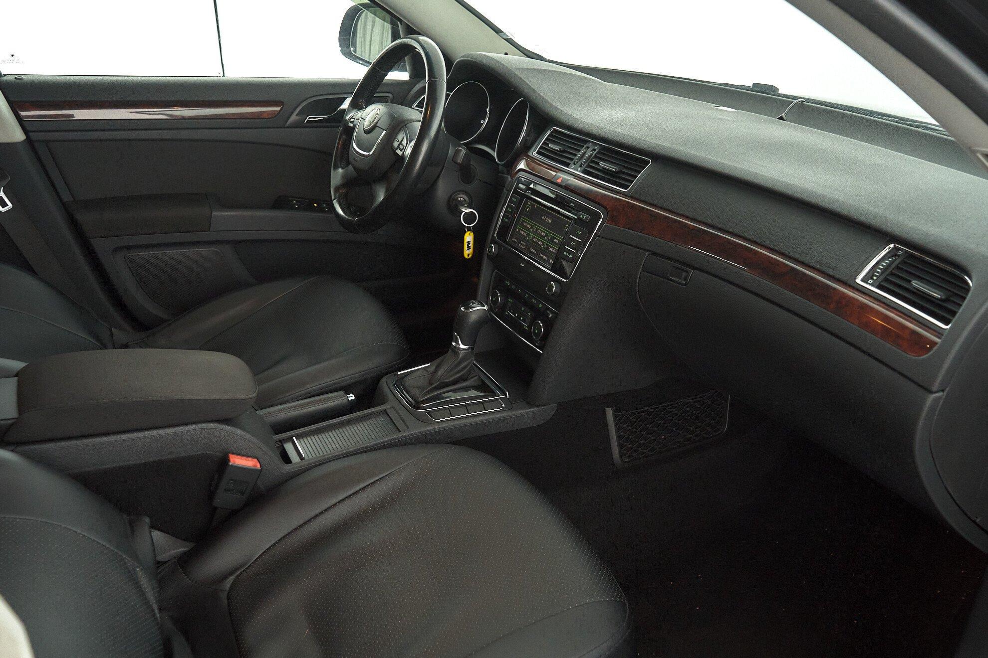 Skoda Superb 2009, черный