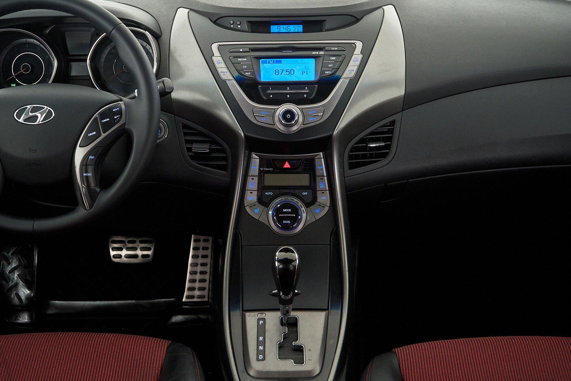 Hyundai Elantra 2012, серый