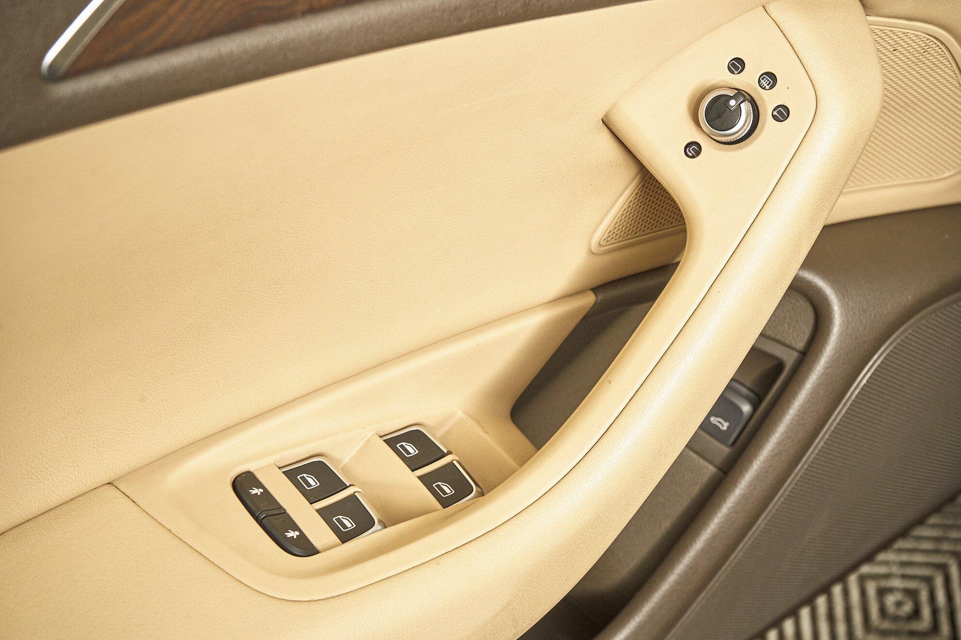 Audi A6 2012, черный