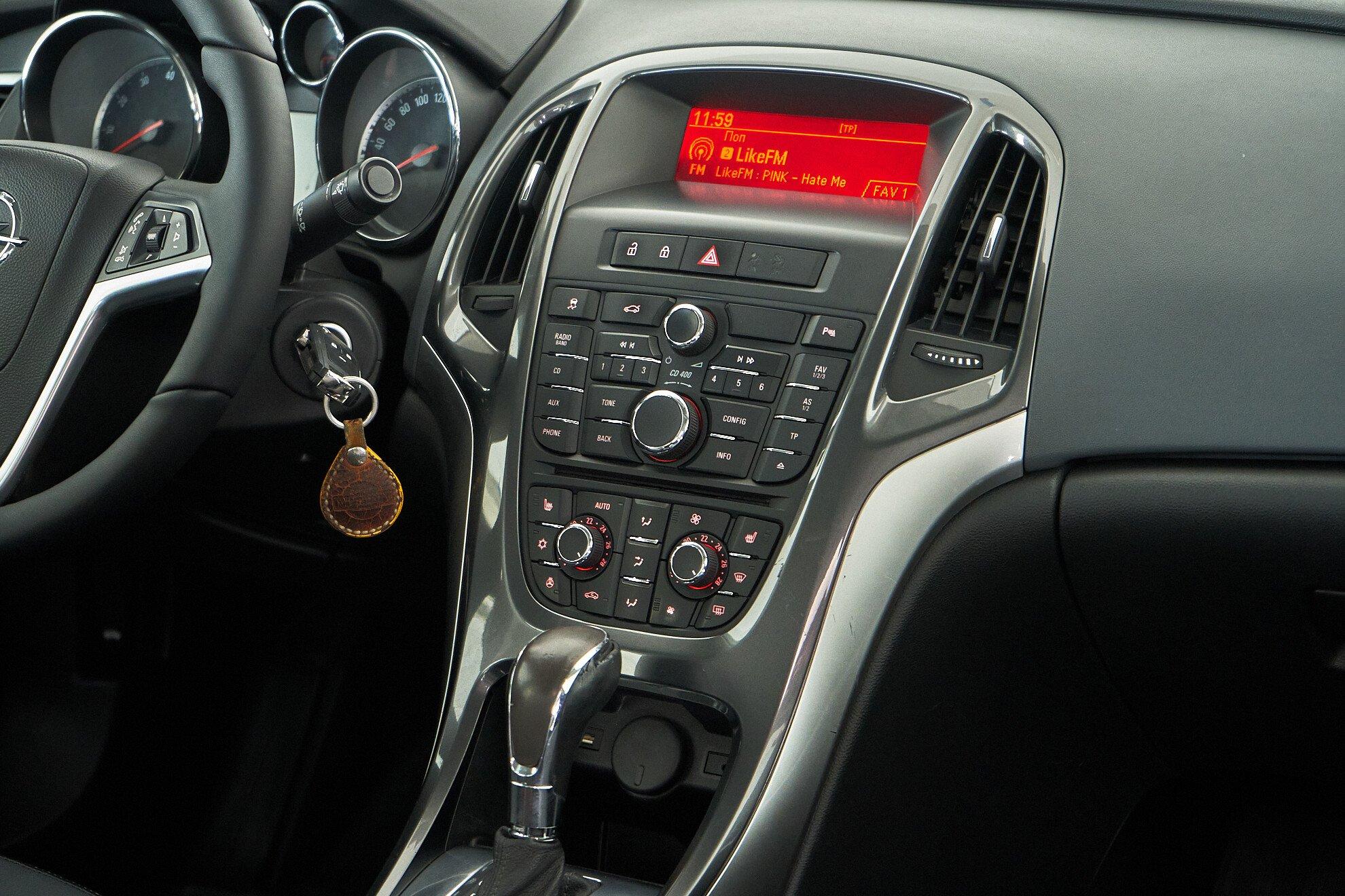 Opel Astra 2013, белый