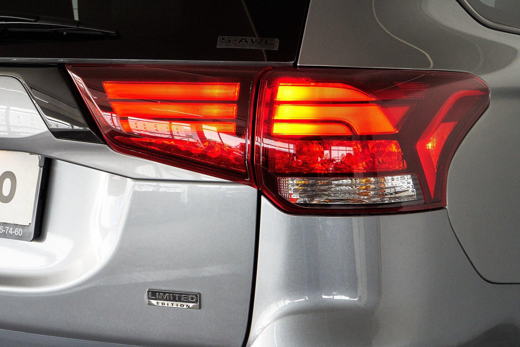 Mitsubishi Outlander 2019, серый