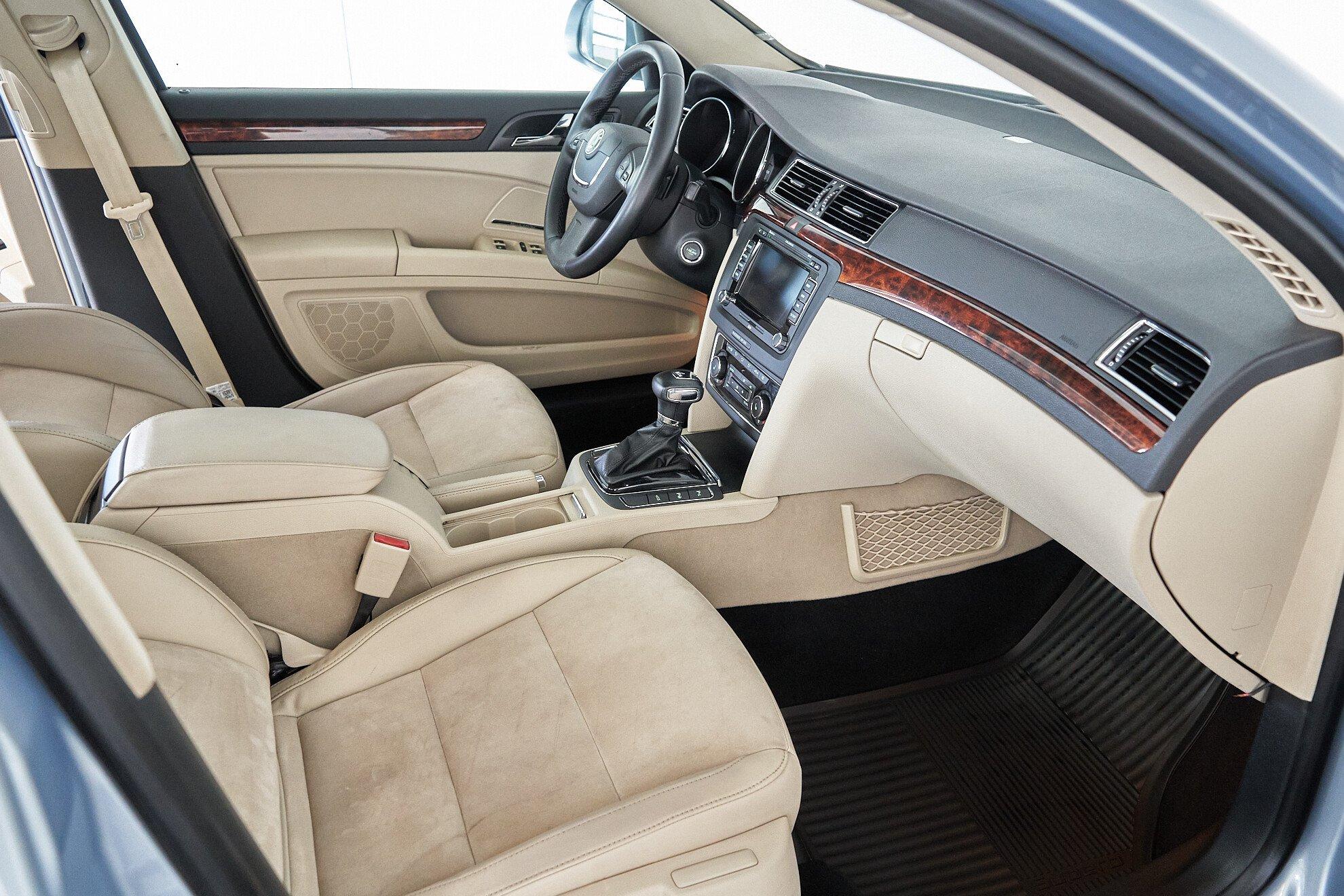 Skoda Superb 2011, голубой