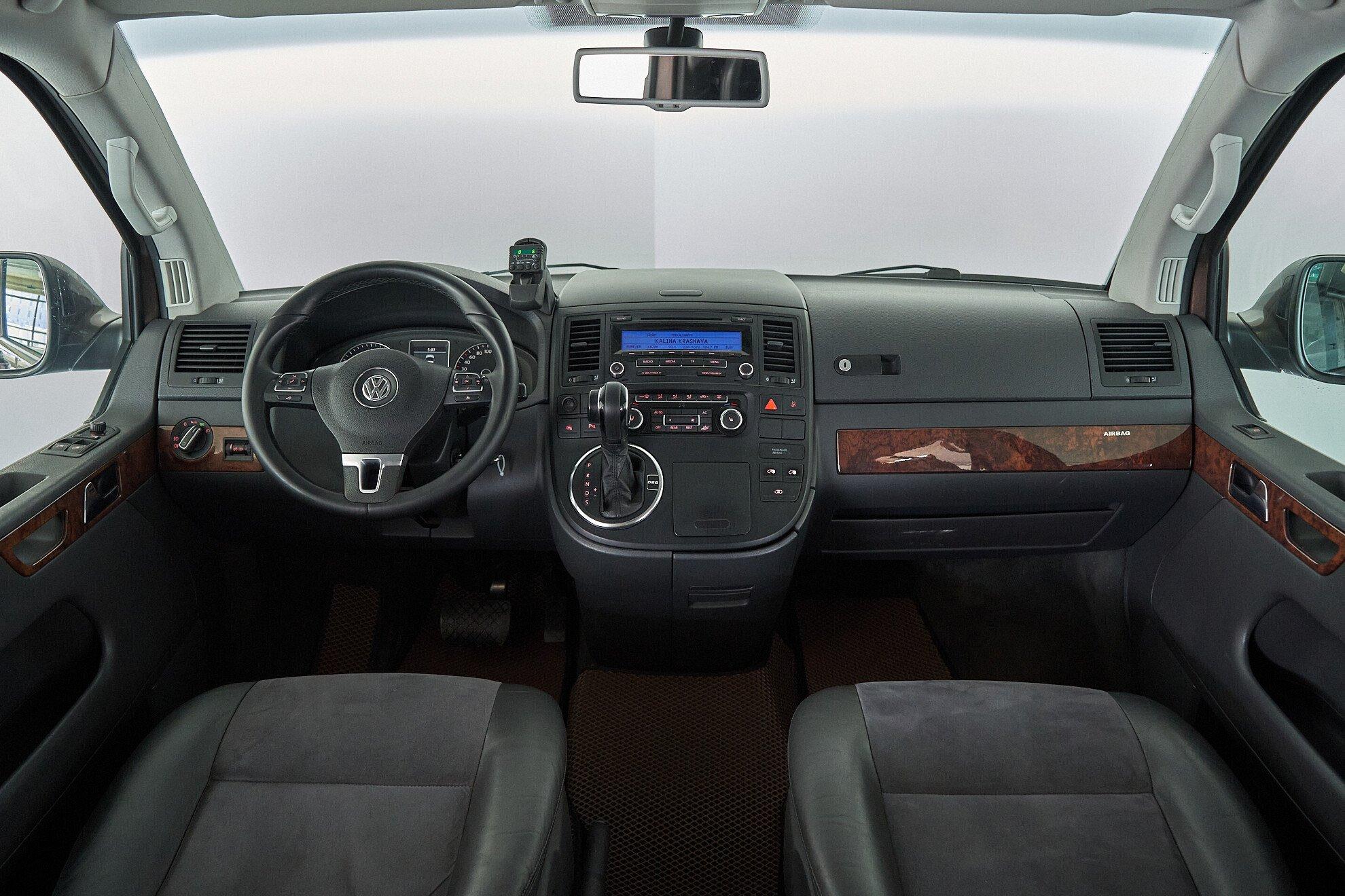 Volkswagen Multivan 2010, коричневый