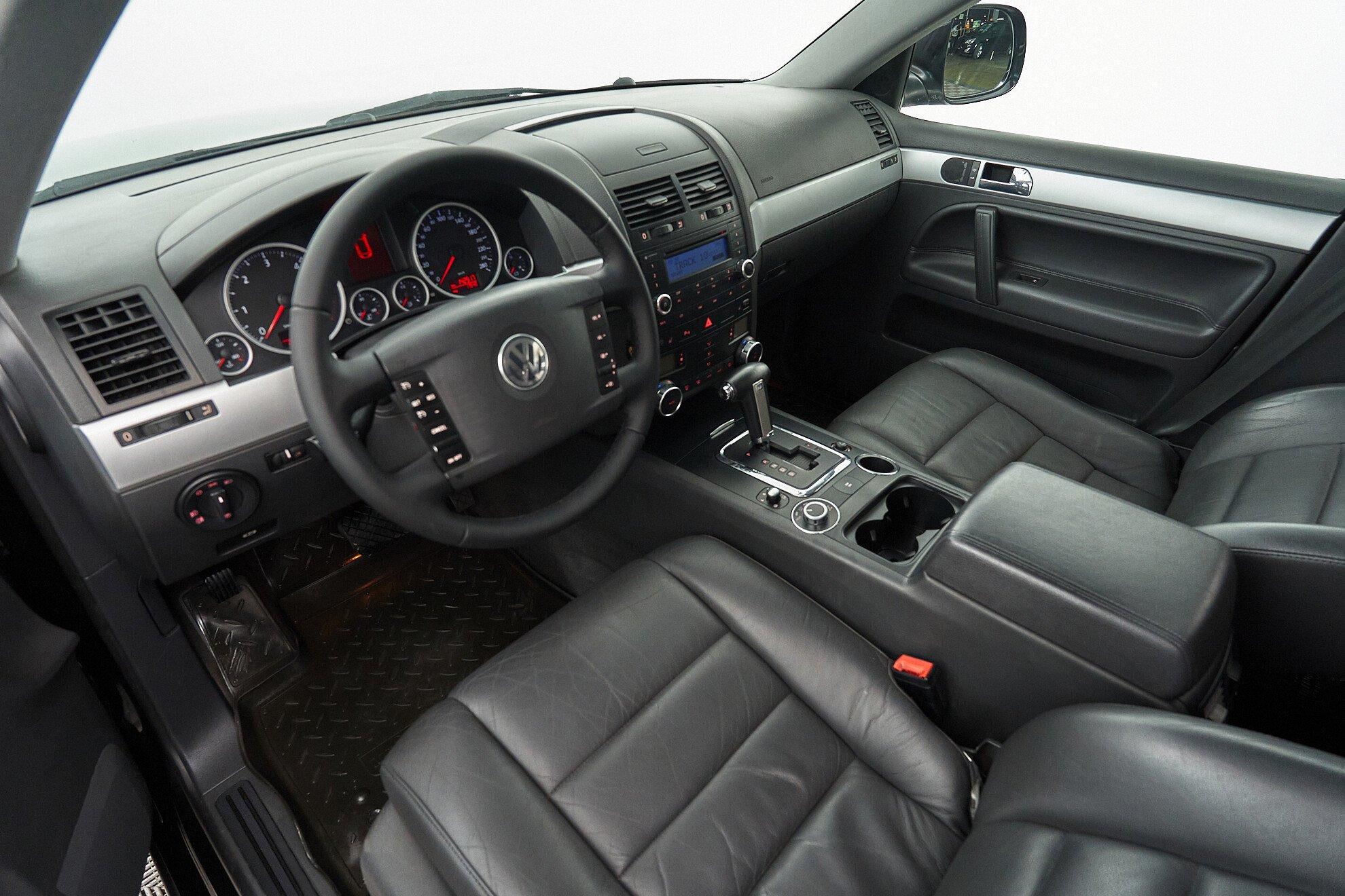 Volkswagen Touareg 2010, черный