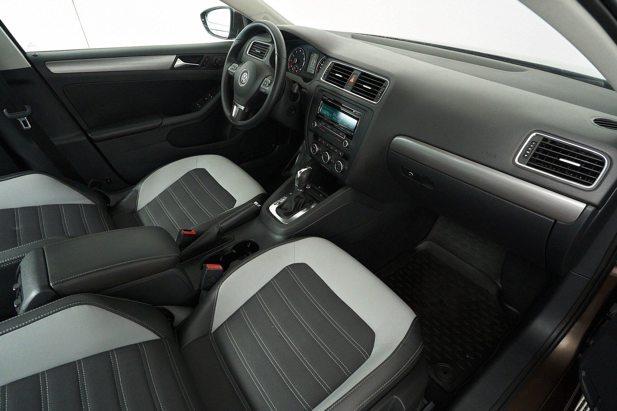 Volkswagen Jetta 2012, коричневый