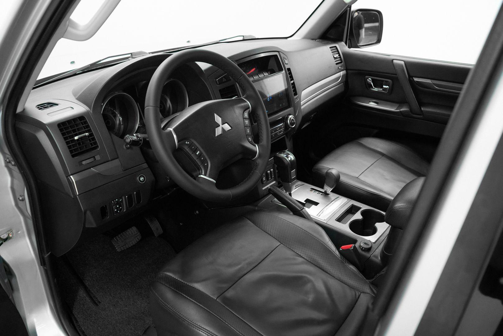 Mitsubishi Pajero 2011, серебряный
