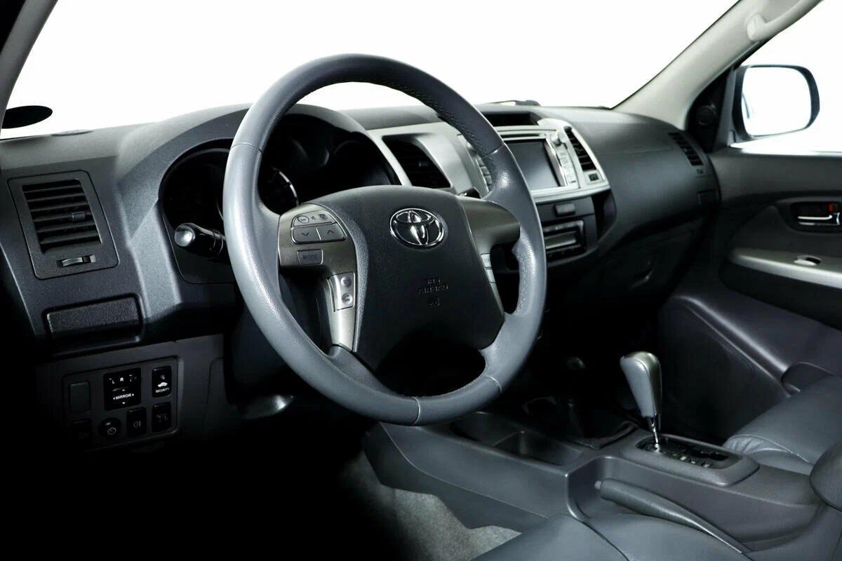 Toyota Hilux 2012, серебряный