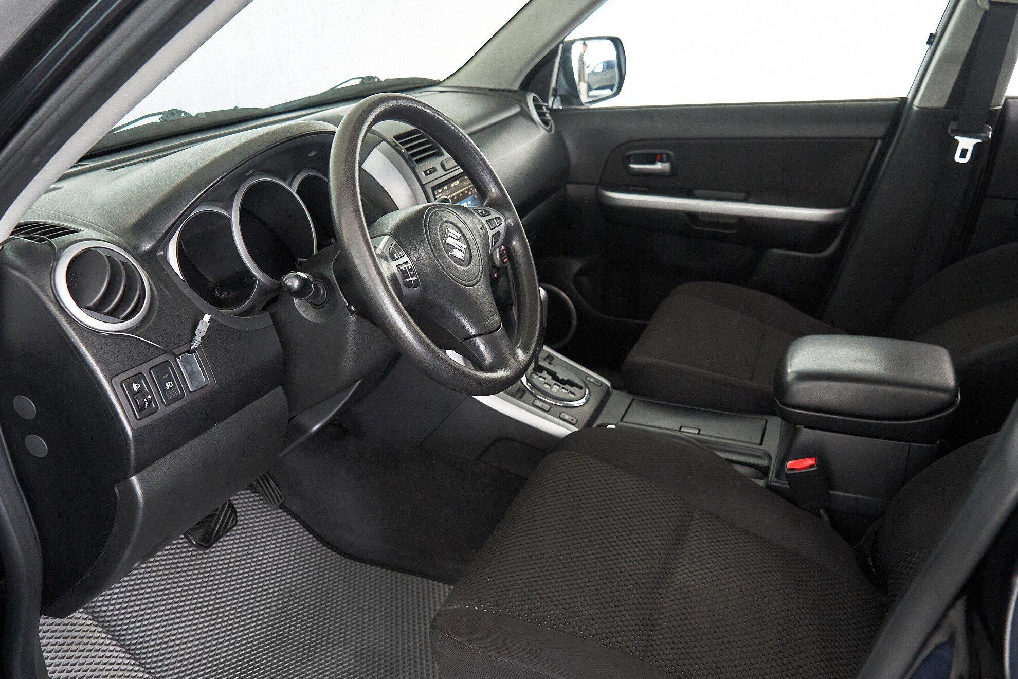 Suzuki Grand Vitara 2011, черный