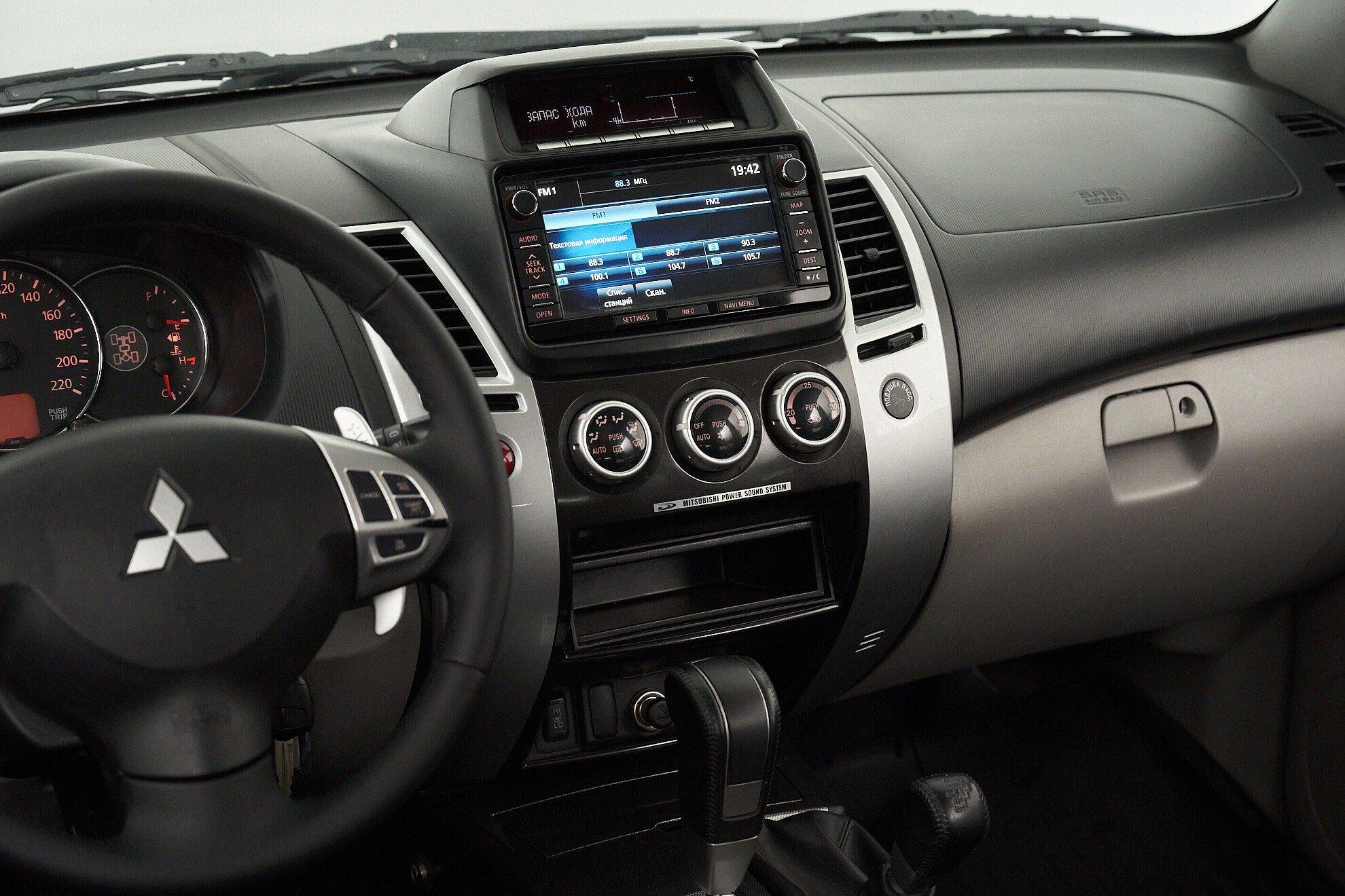 Mitsubishi Pajero Sport 2015, черный