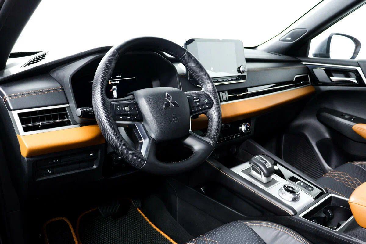 Mitsubishi Outlander 2023, серый