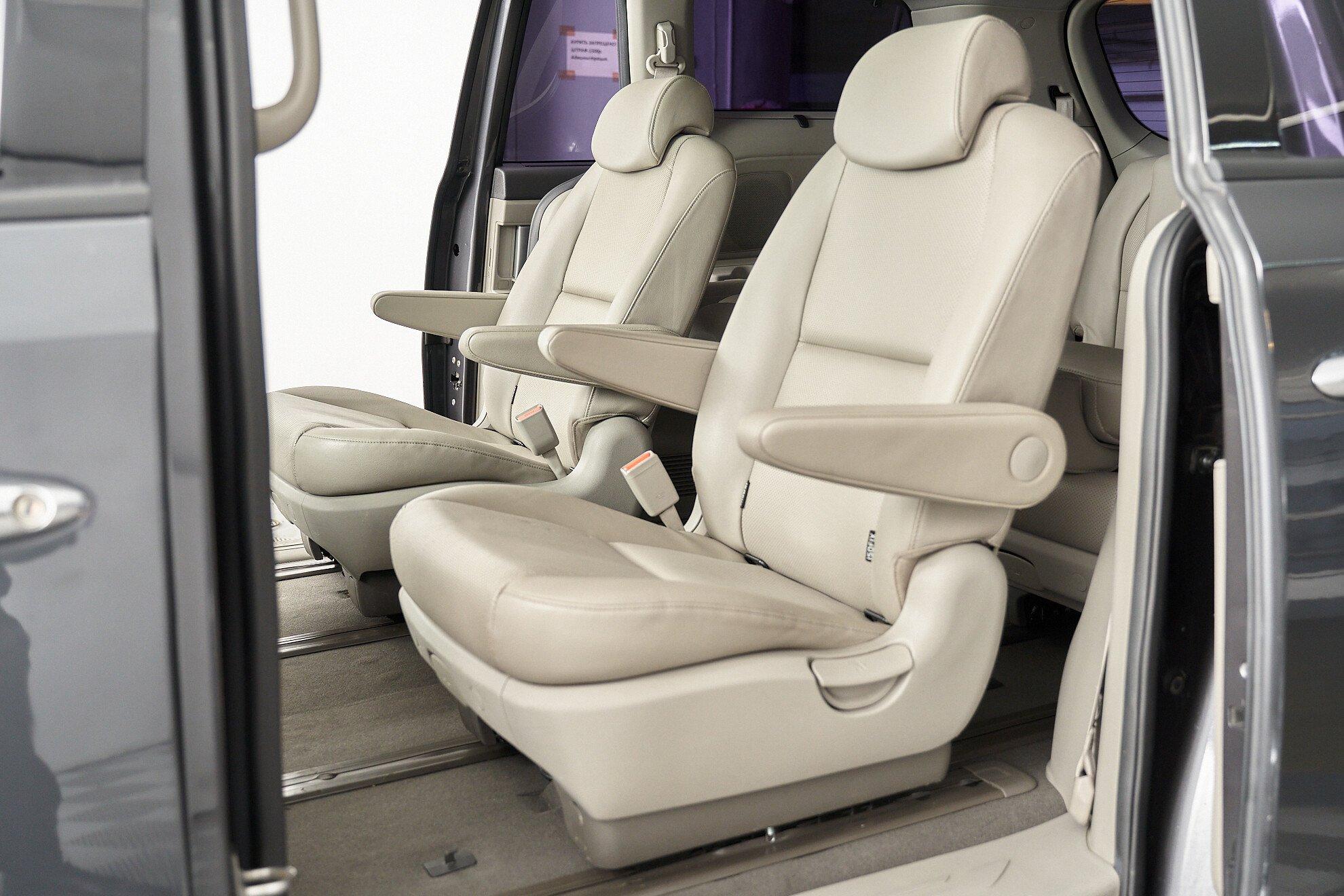 Kia Carnival 2017, серый