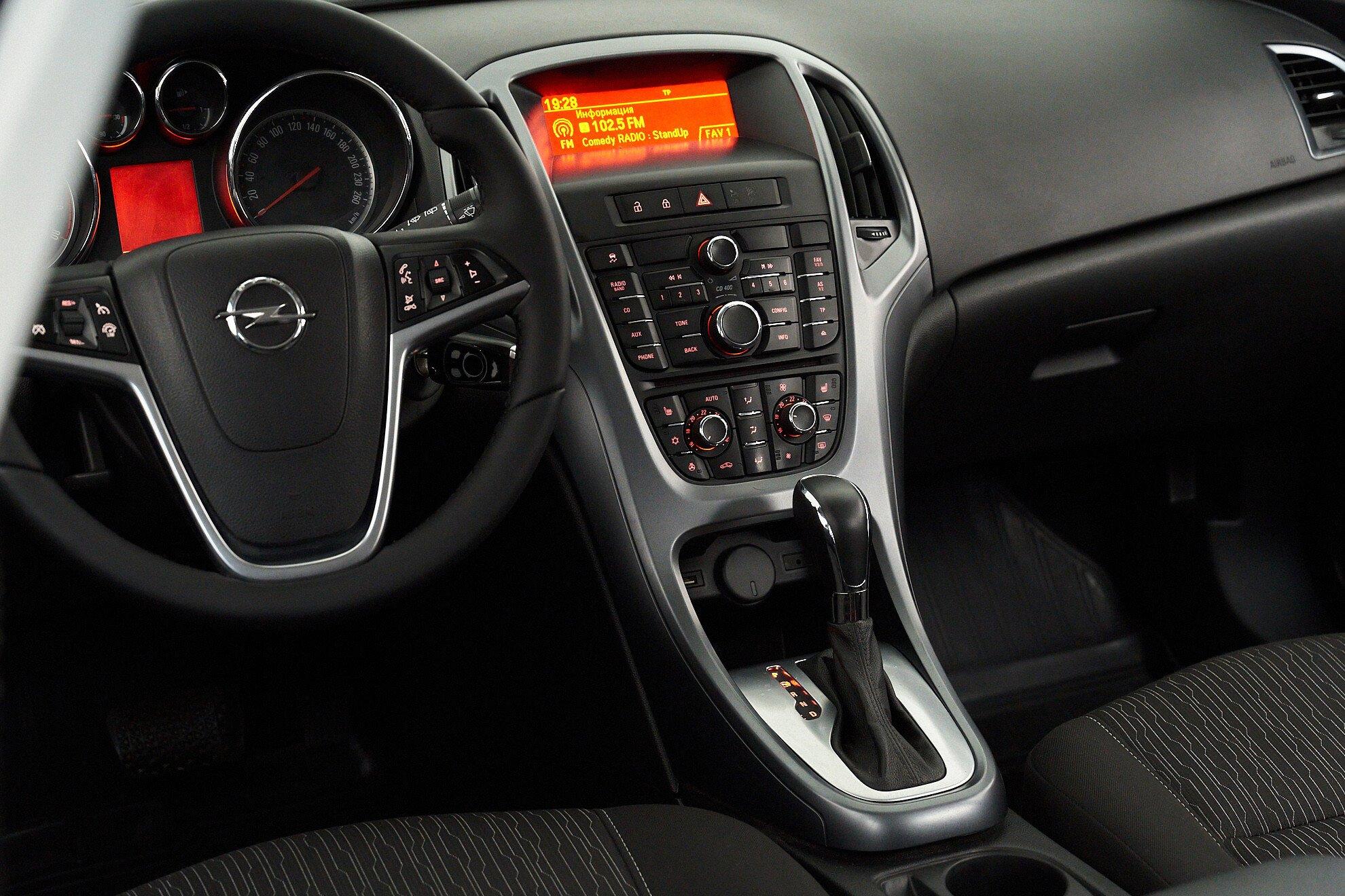 Opel Astra 2013, коричневый