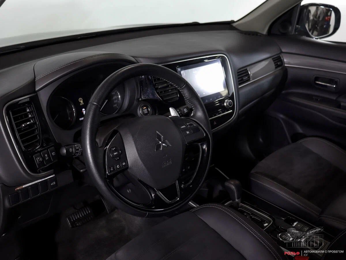 Mitsubishi Outlander 2021, черный
