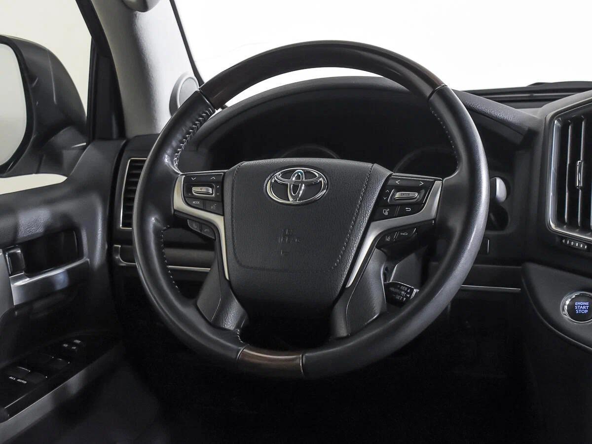 Toyota Land Cruiser 2020, белый