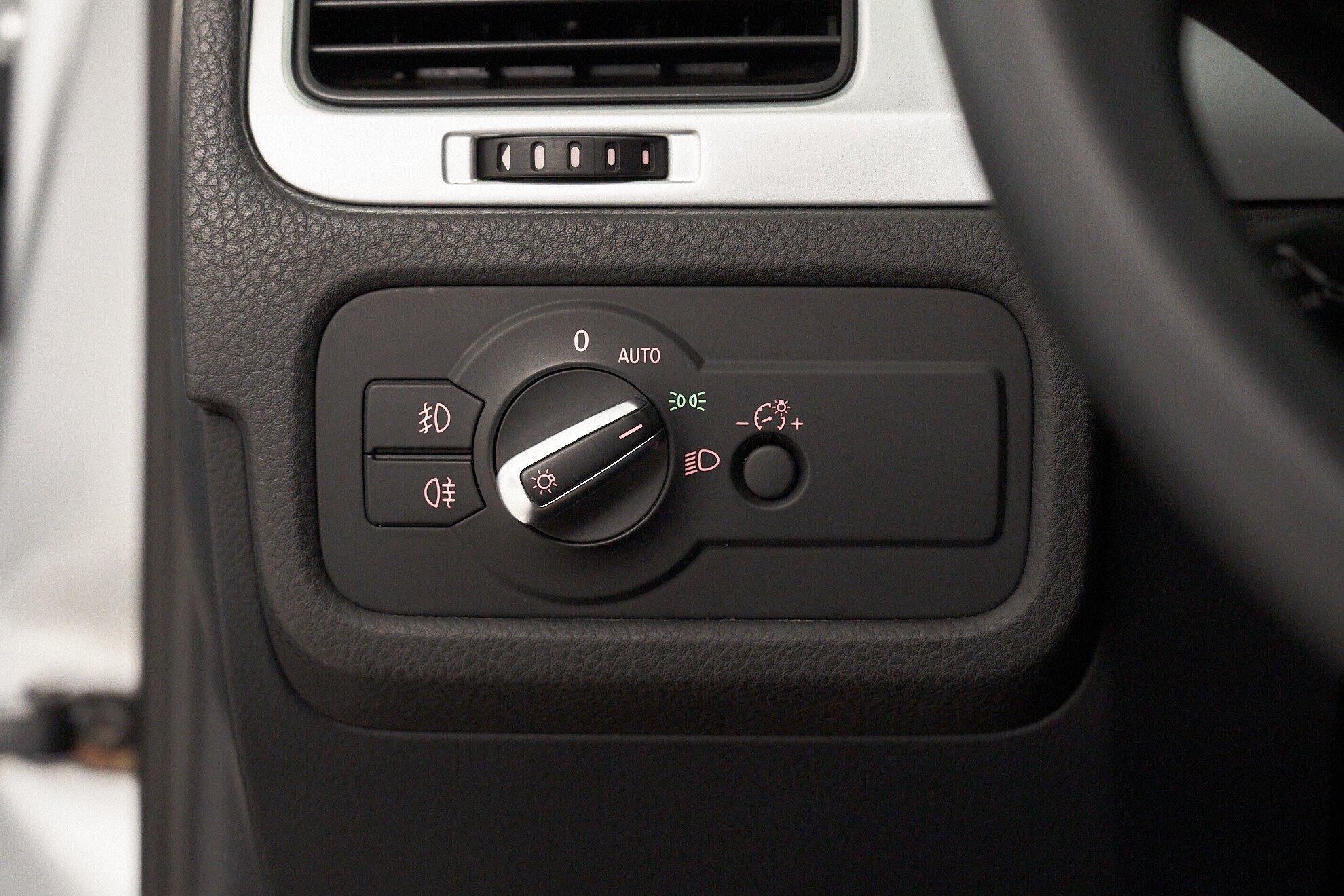 Volkswagen Touareg 2011, серебряный