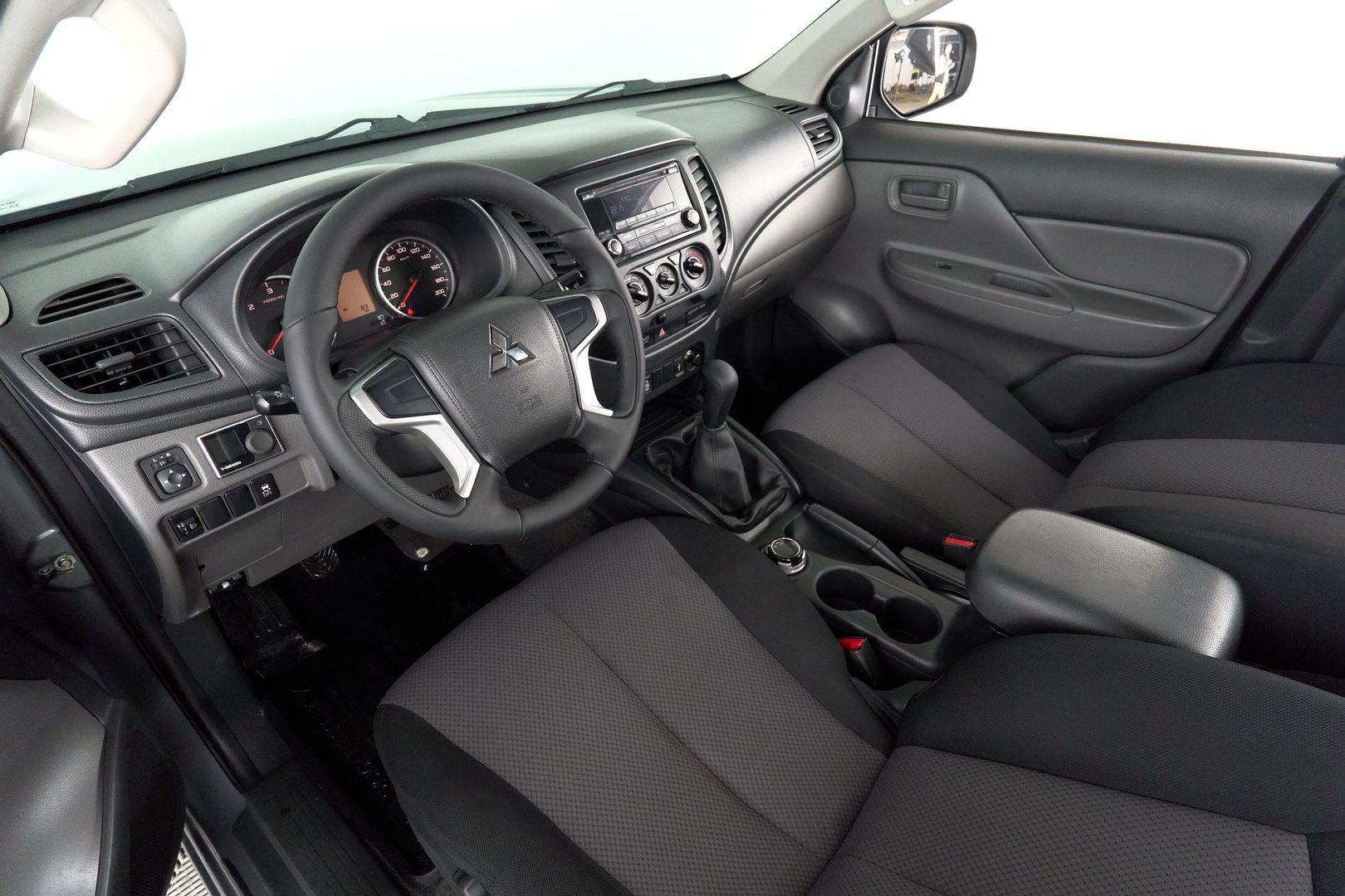 Mitsubishi L200 2017, серый