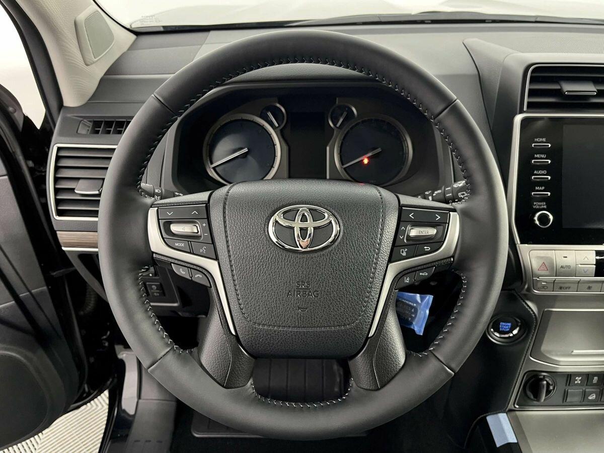 Toyota Land Cruiser Prado 2022, черный