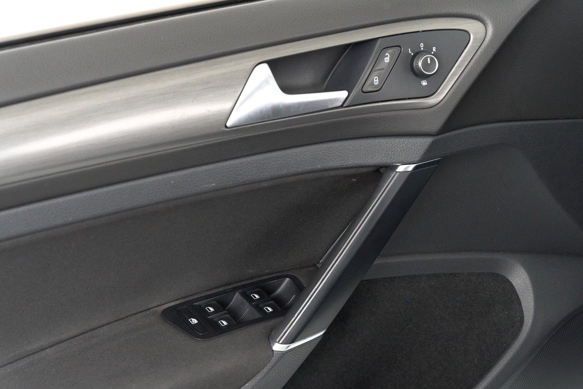 Volkswagen Golf 2013, белый