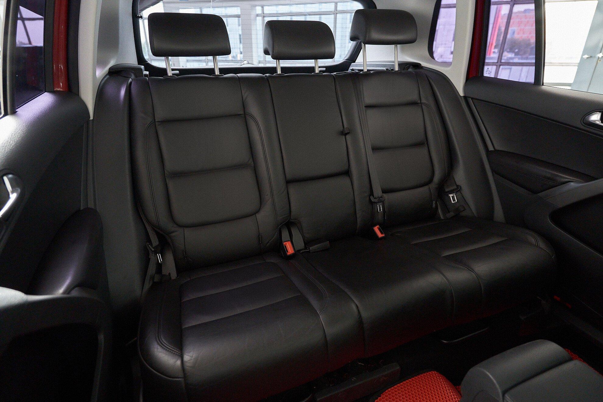 Volkswagen Tiguan 2009, красный