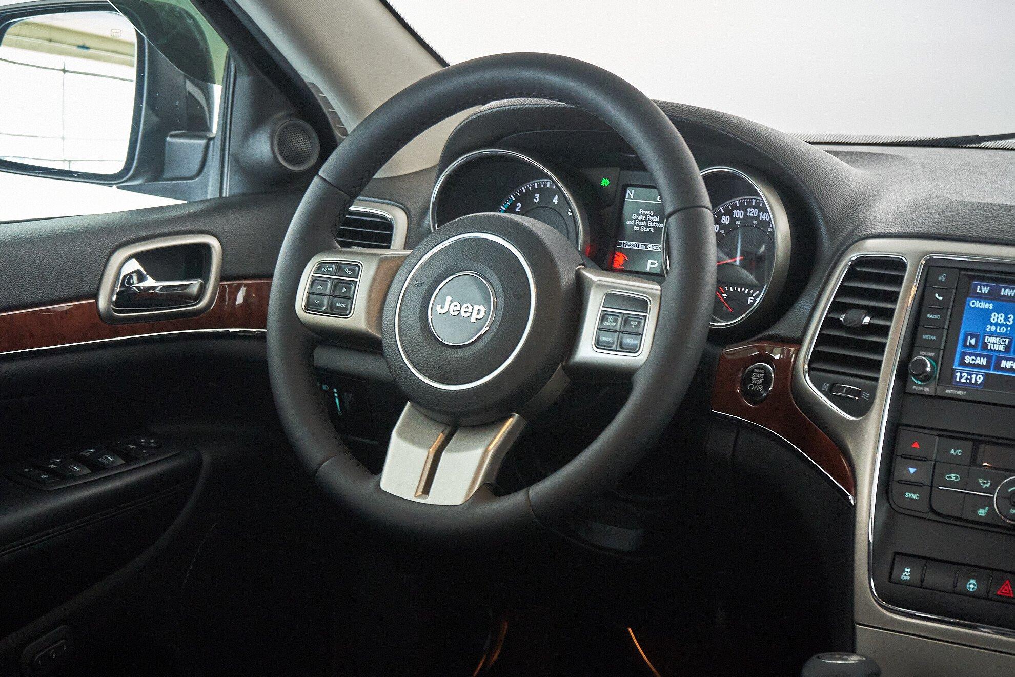 Jeep Grand Cherokee 2012, черный