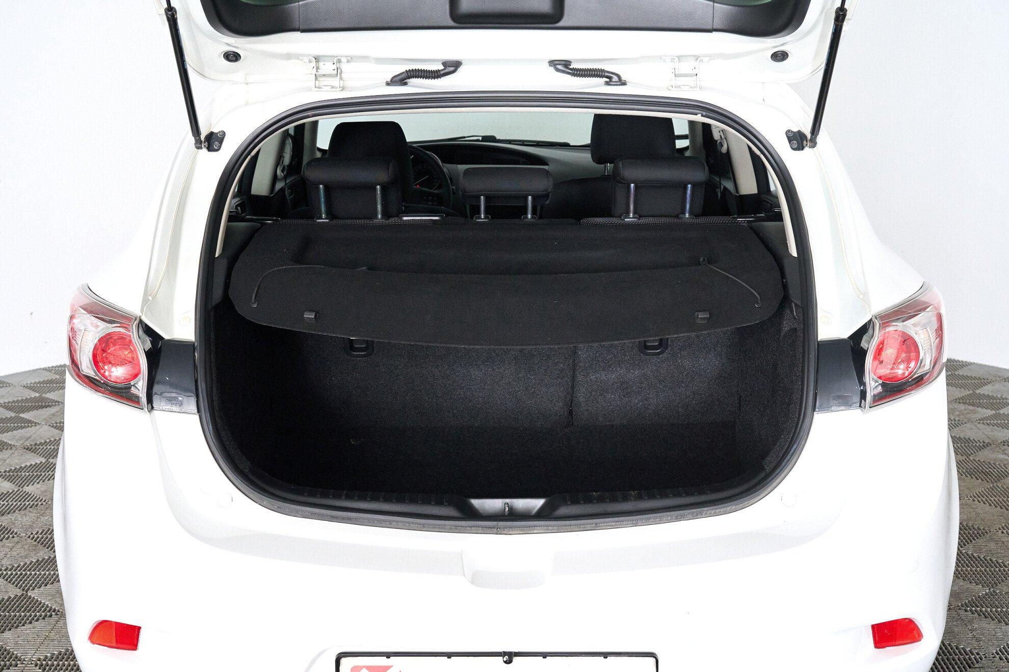 Mazda 3 2012, белый