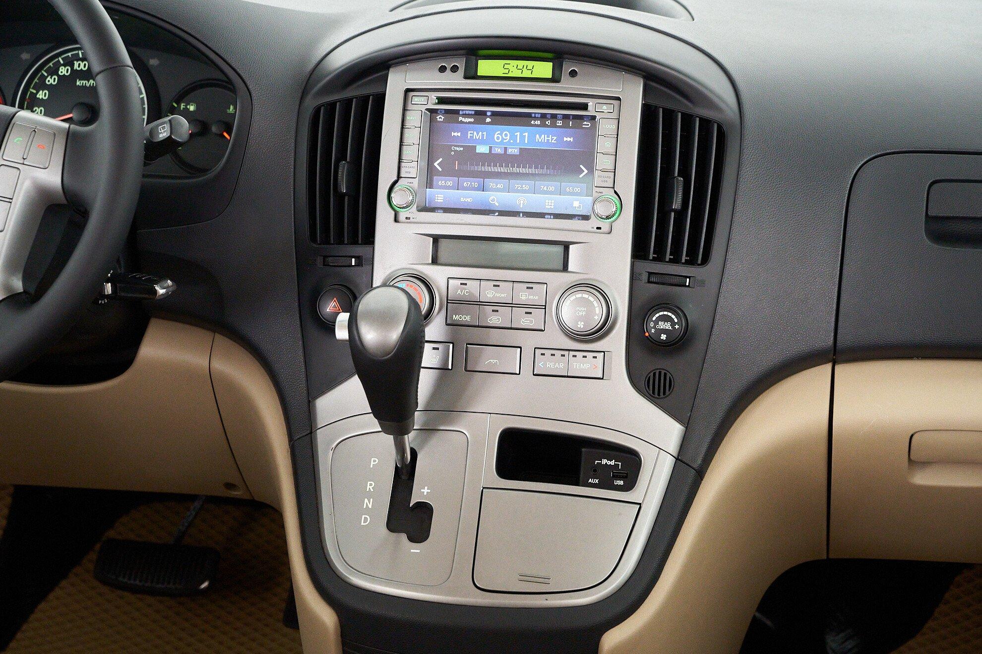 Hyundai Grand Starex 2013, серебряный
