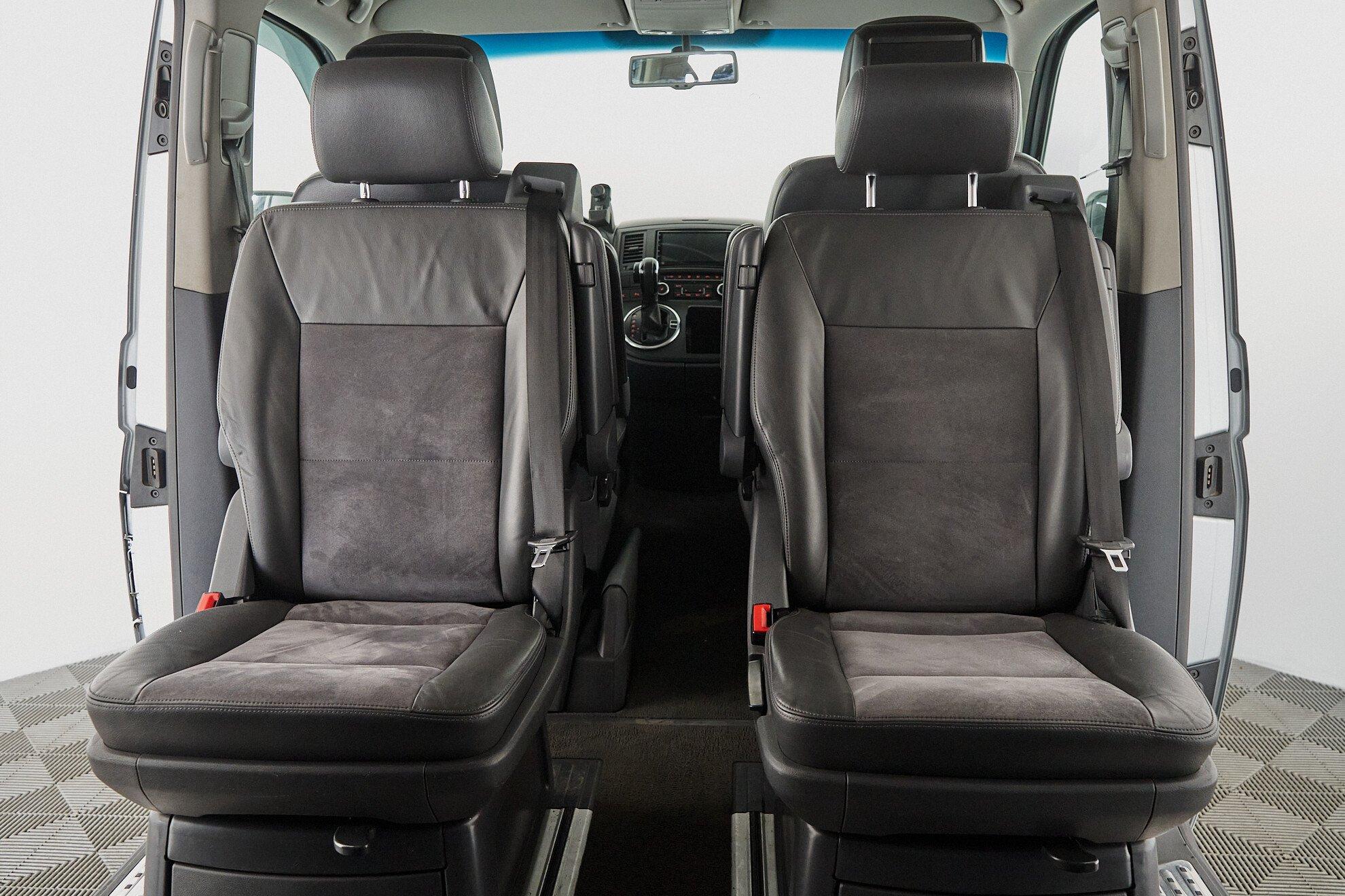 Volkswagen Multivan 2010, серебряный
