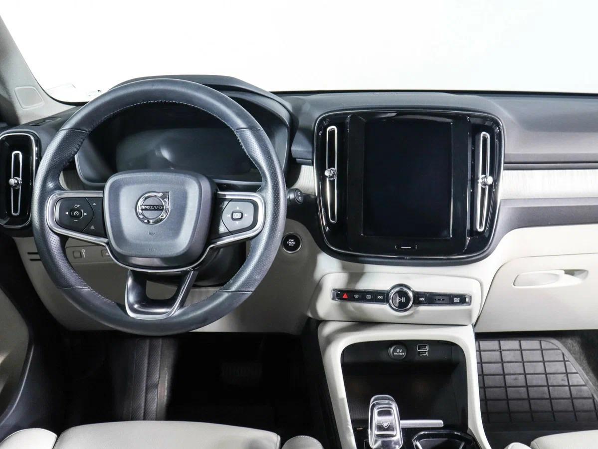 Volvo XC40 2018, серый