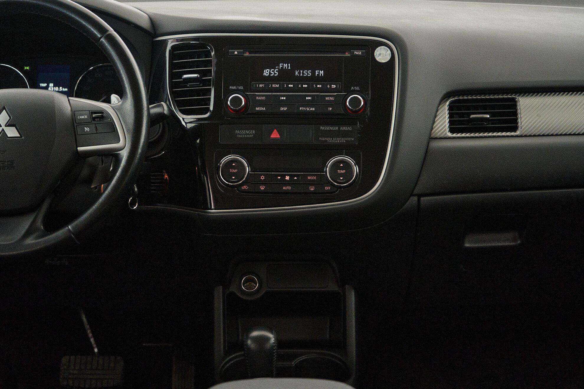 Mitsubishi Outlander 2013, белый