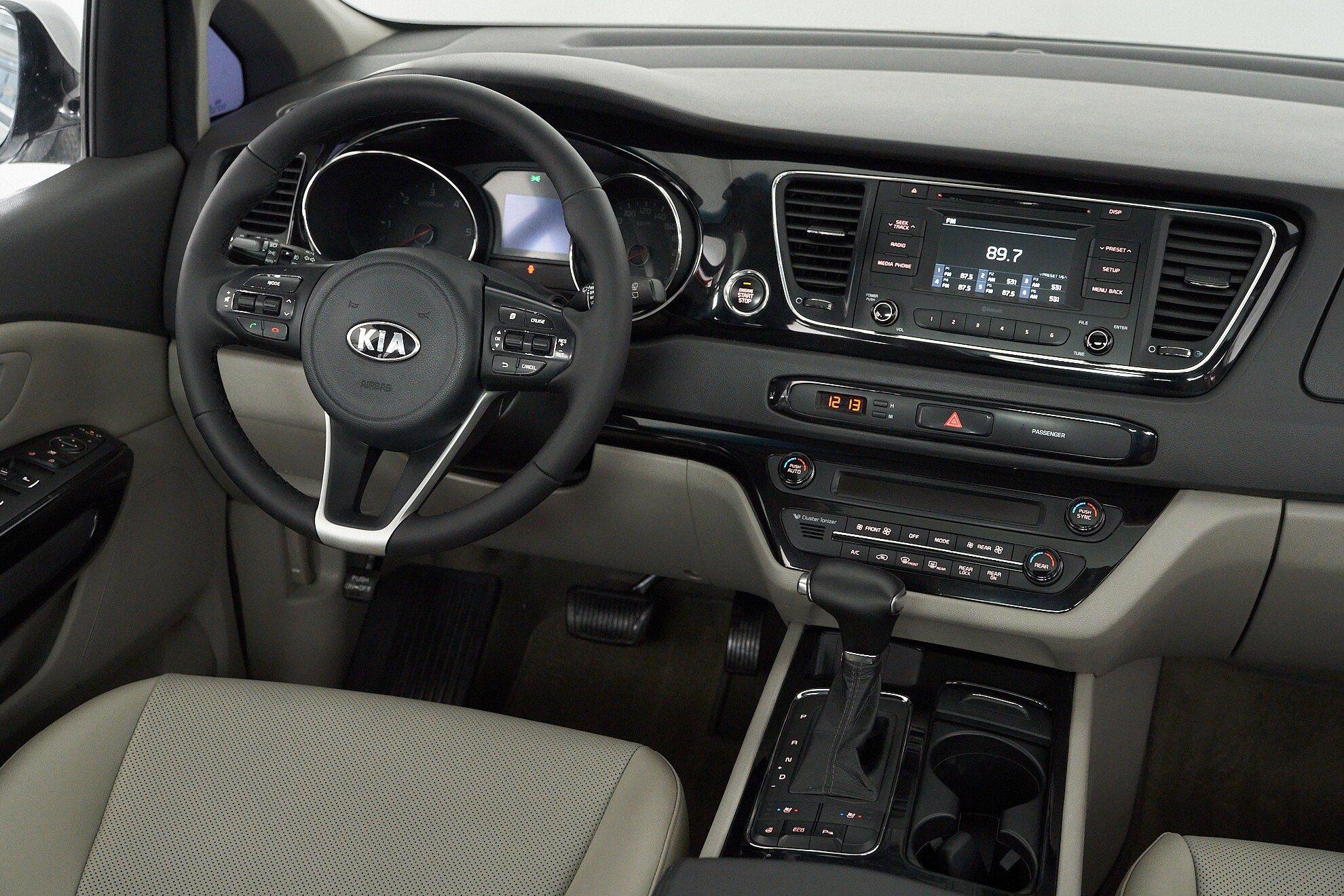 Kia Carnival 2016, белый