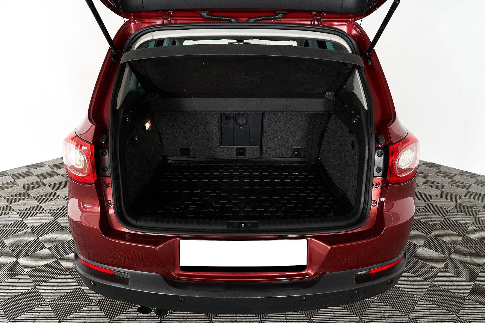 Volkswagen Tiguan 2010, красный
