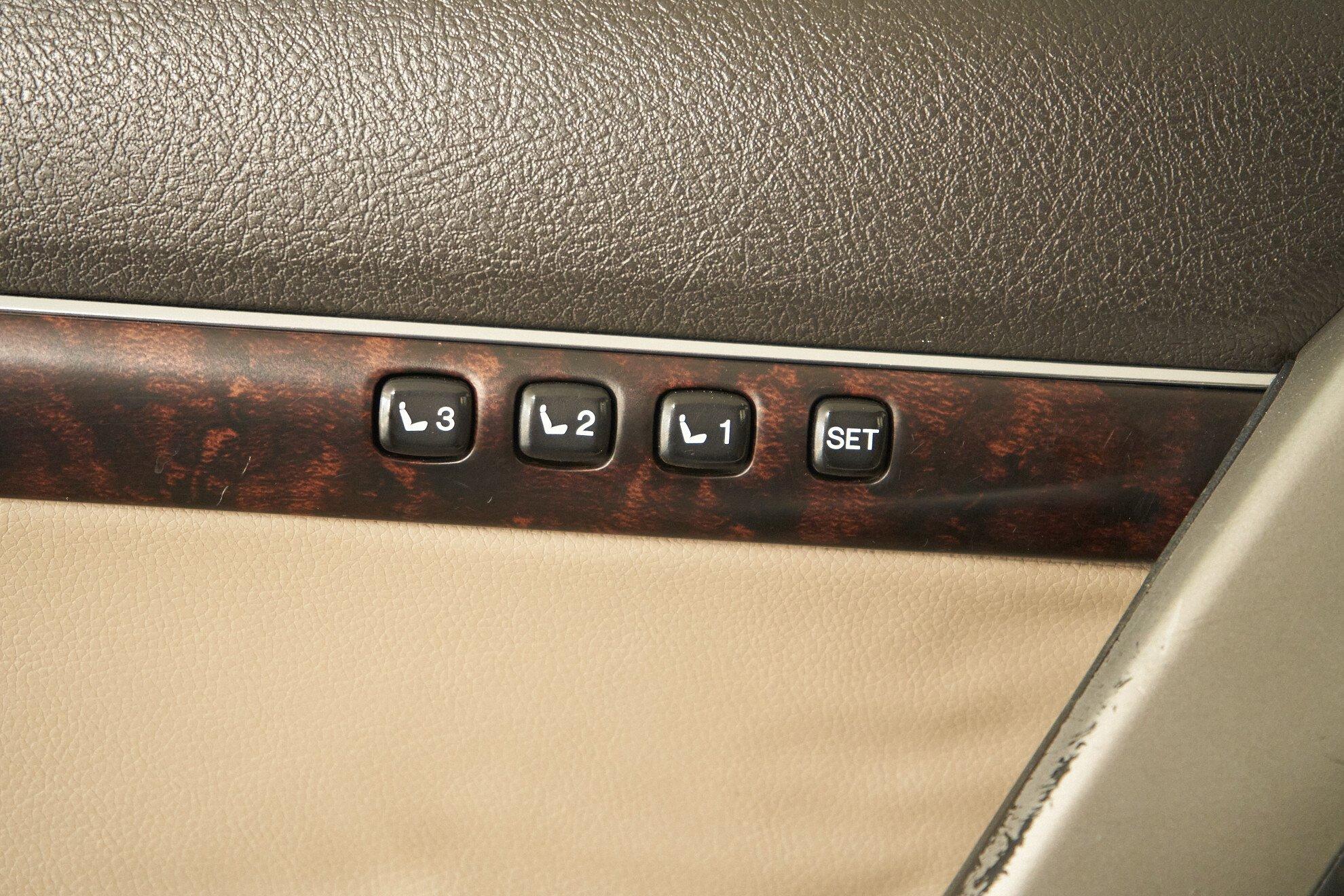 Toyota Land Cruiser 2010, черный