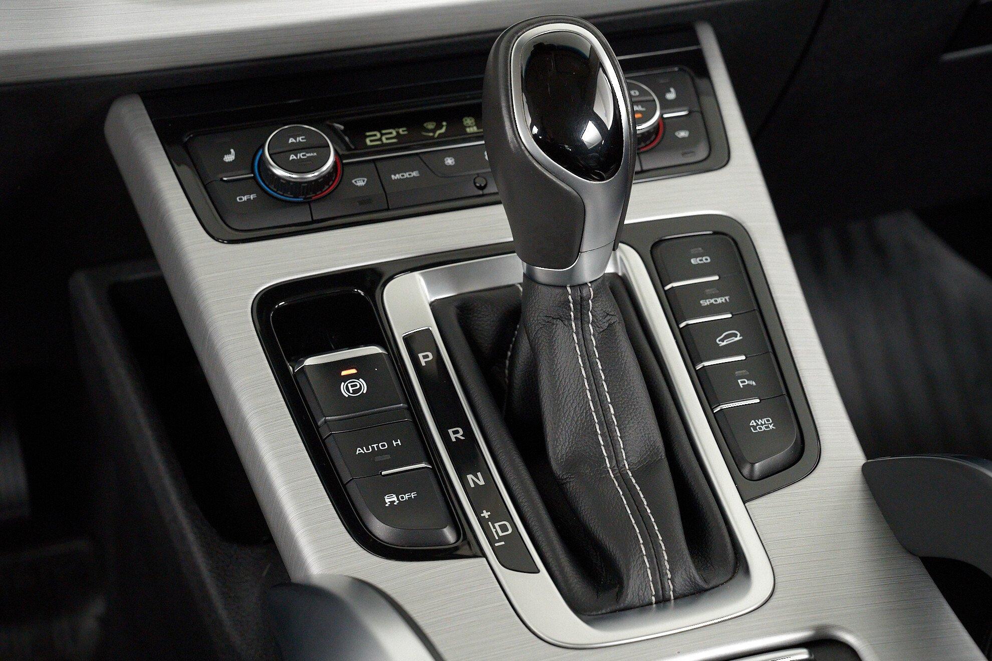 Geely Atlas 2019, бежевый