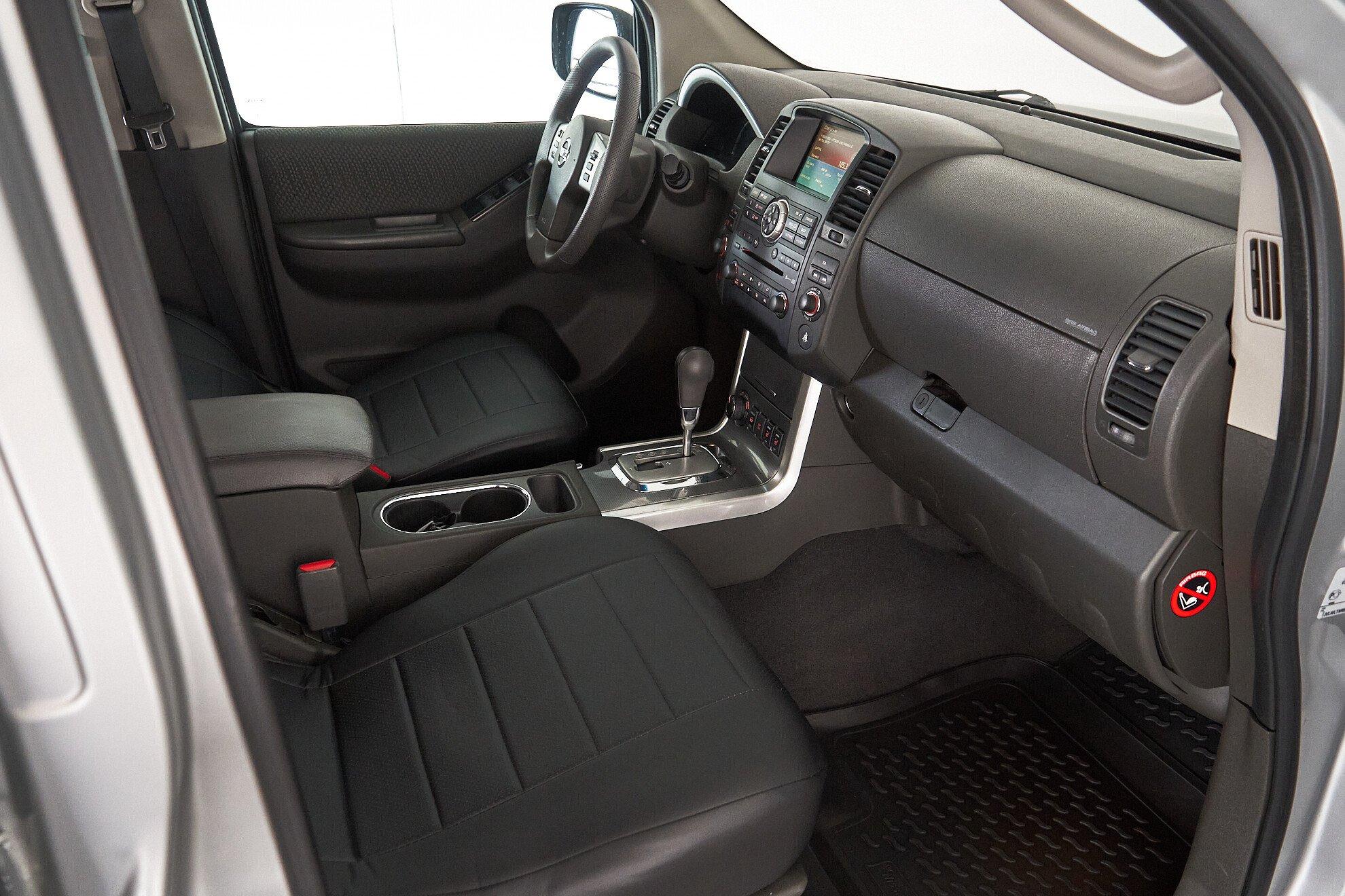 Nissan Pathfinder 2011, серебряный