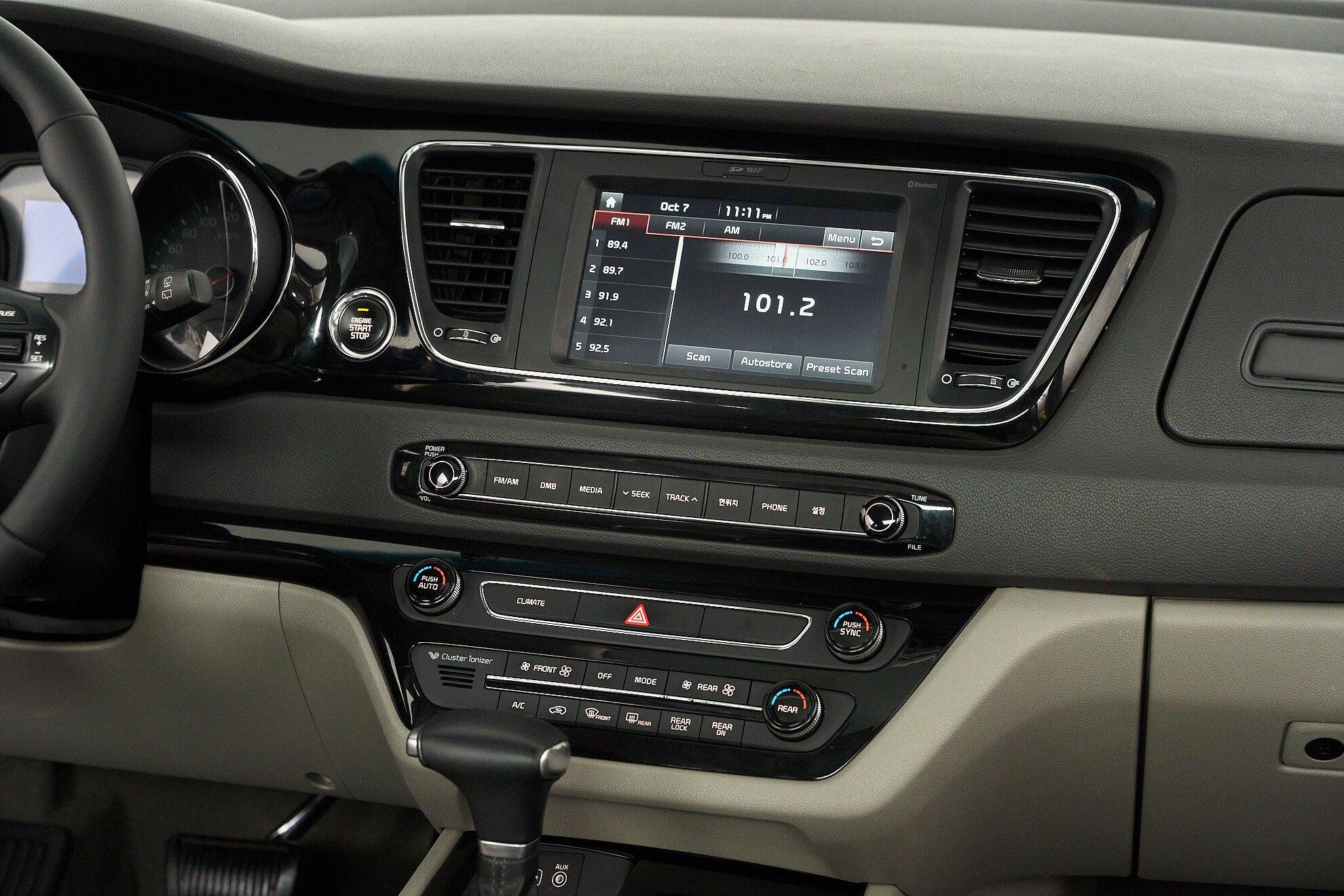 Kia Carnival 2017, серый