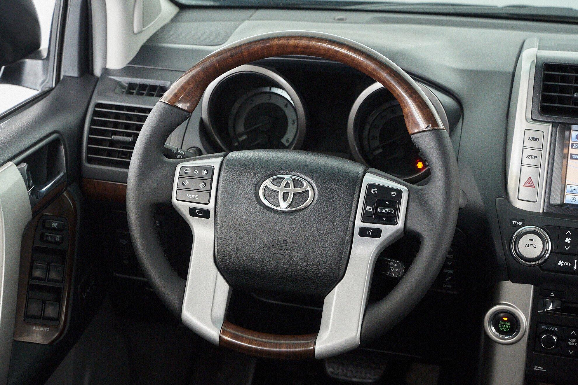 Toyota Land Cruiser Prado 2011, серый