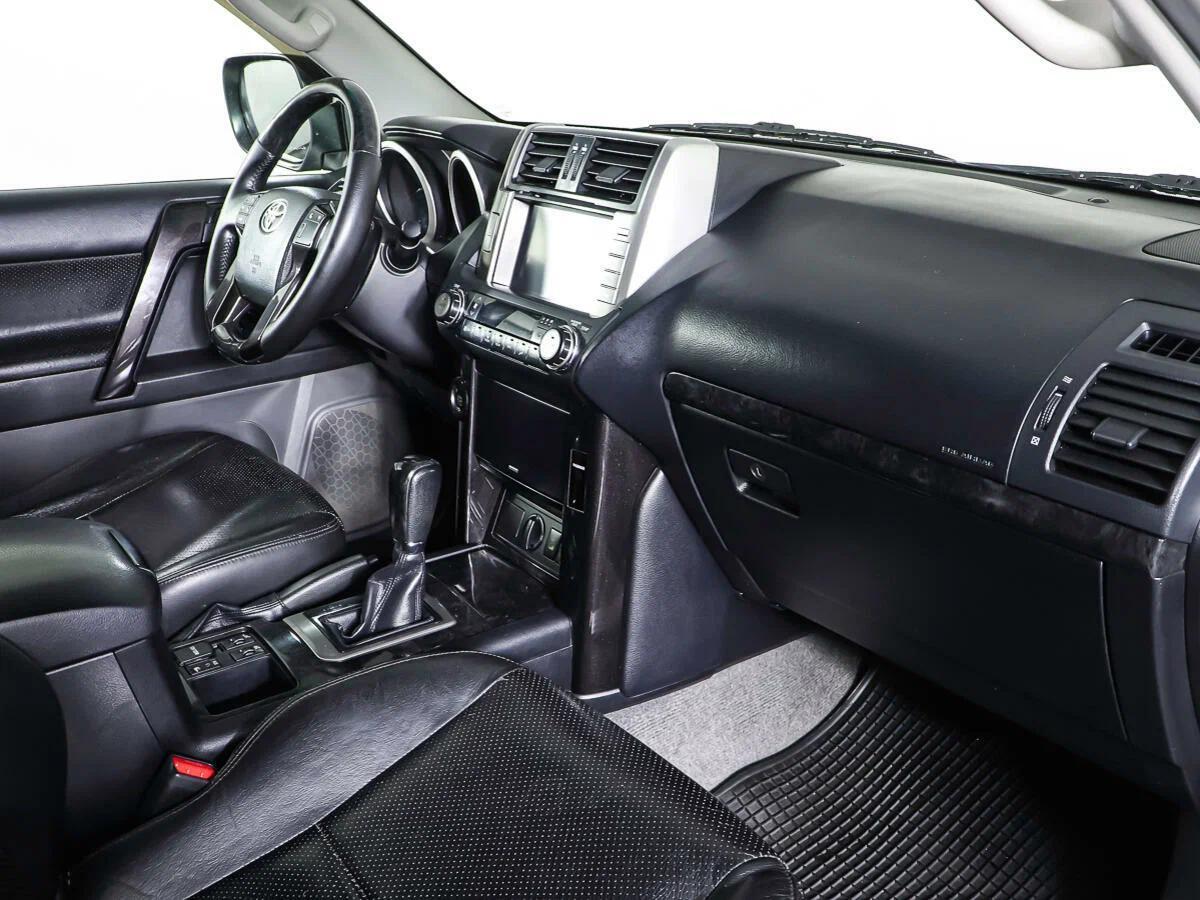 Toyota Land Cruiser Prado 2012, серебряный