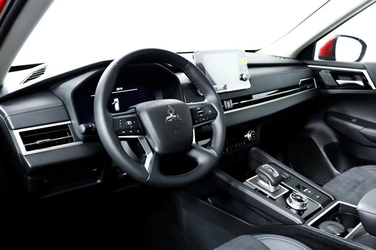 Mitsubishi Outlander 2023, красный